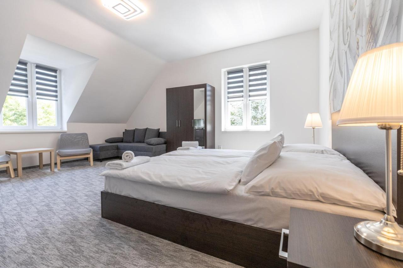 Panzio 81 Bed & Breakfast ไฮจ์ดุสโซบอสโล ภายนอก รูปภาพ